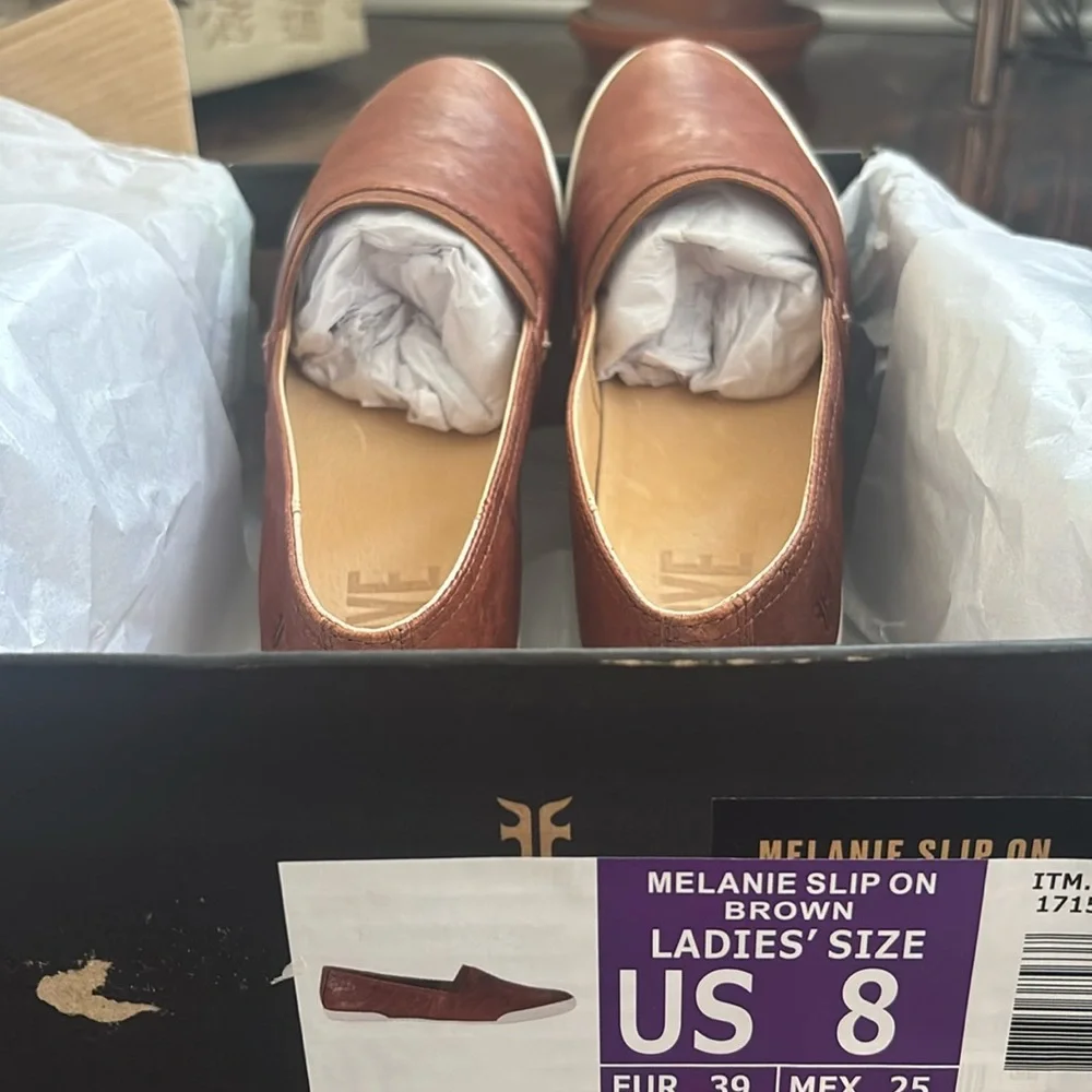 Frye Brown Leather Melanie Cognac Classic Slip-On Design NIB - Picture 5 of 5